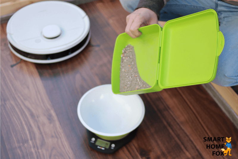 Schmutz wird beim Saugtest auf einer Waage abgewogen